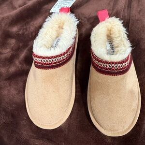 Madden Girl Tan Slippers with Red Trim